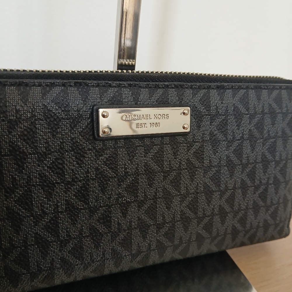 Michael Kors Jet Set Logo Continental Wristlet - Picture 2 of 9